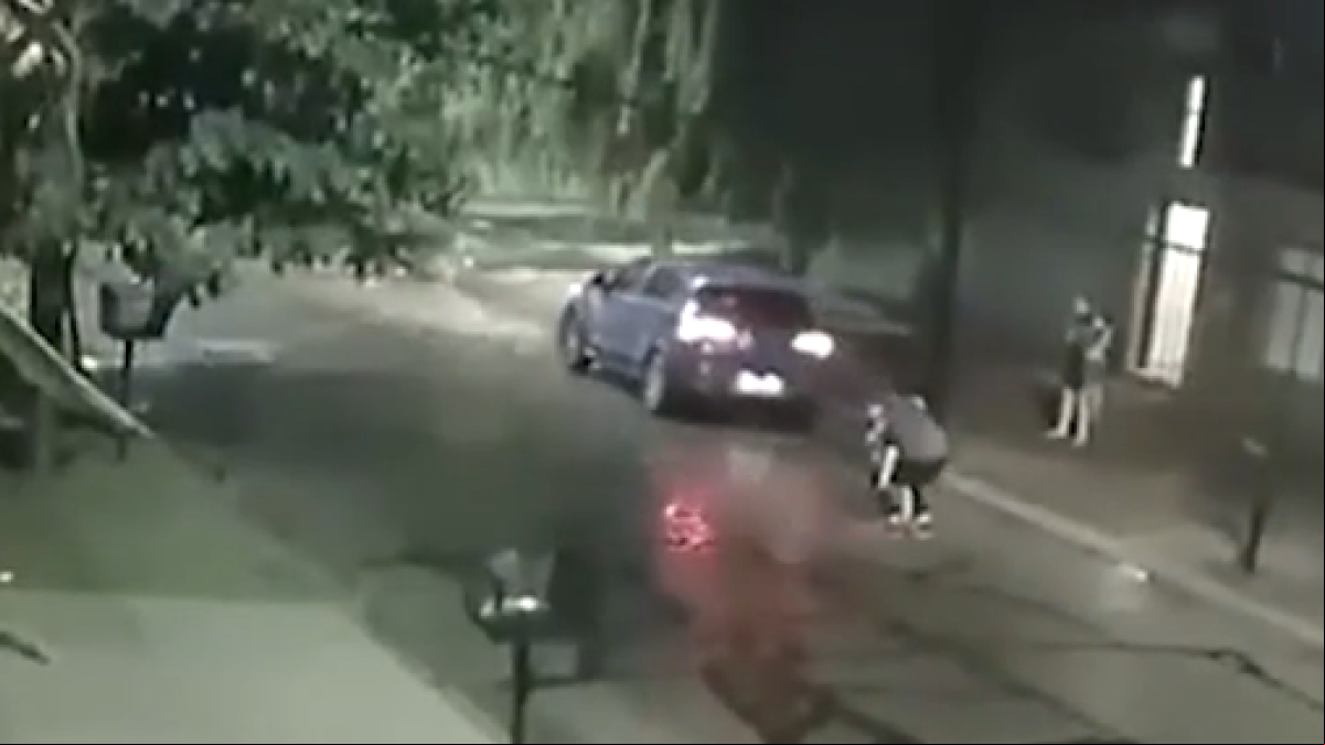 Roban el coche de una familia y casi se llevan a uno de sus hijos, de 6 años, que todavía estaba dentro