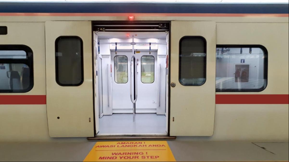 Amputan la pierna de una mujer tras quedar atrapada con la puerta del metro Amputan la pierna de una mujer tras quedar atrapada con la puerta del metro