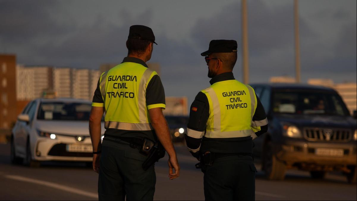 La Guardia Civil y la DGT se alían en Semana Santa con un dispositivo especial para controlar este elemento del coche: “Pones en riesgo tu vida y la de los demás”