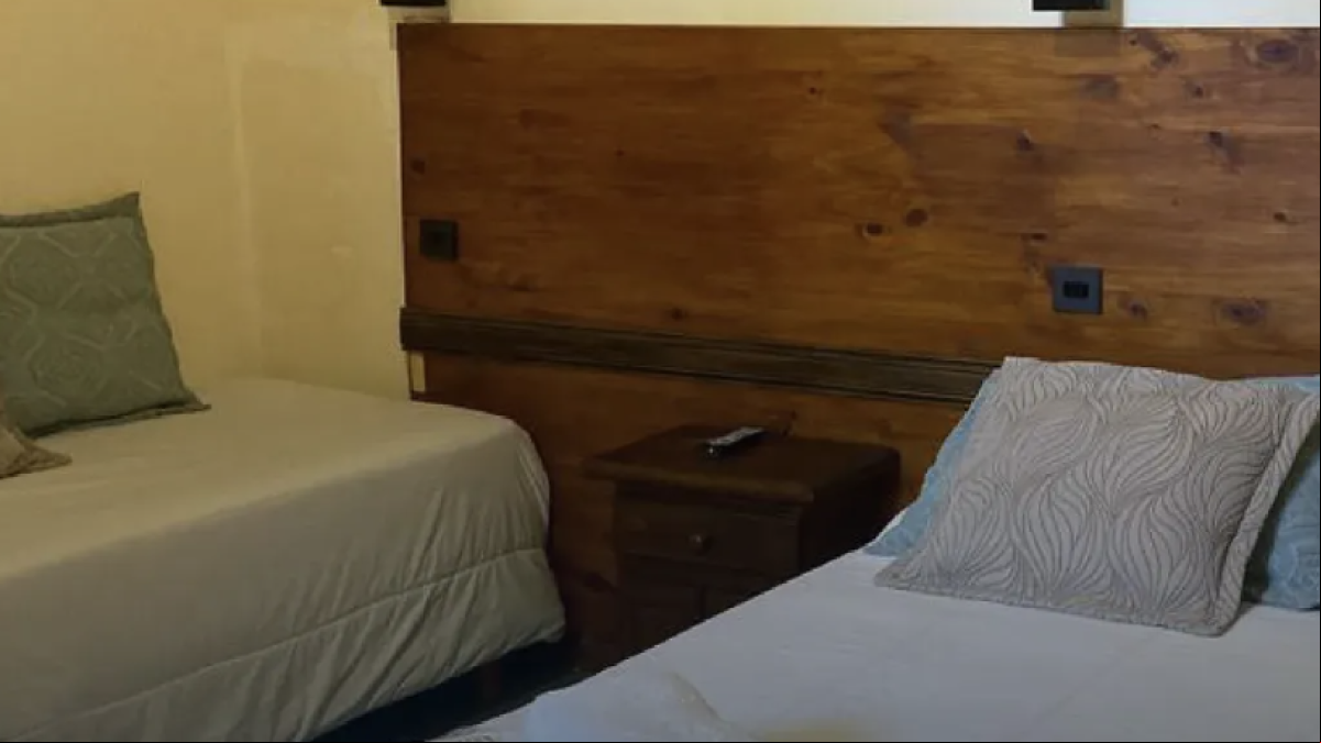 El ilustrativo cartel de un hotel que compara el comportamiento canino con las malas formas de los clientes: “Nunca tuvimos perros que robaran toallas”