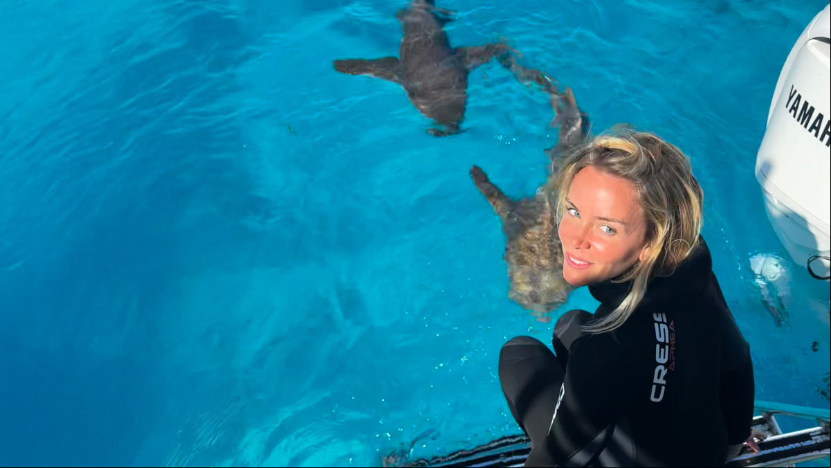 Ana Hernández, 36 años: “Dejé mi trabajo en Nueva York para irme a una isla de menos de un kilómetro a nadar con tiburones, fue mi abuela la que me animó a cambiar mi vida”