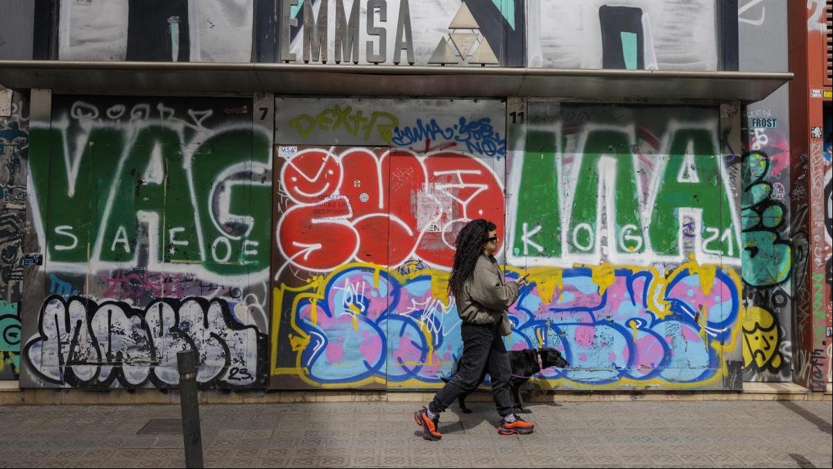 Barcelona amplia las zonas de limpieza intensiva de graffitis