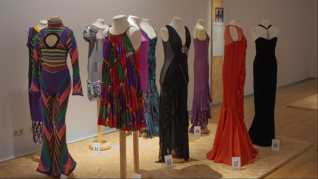 De Sabadell al mundo: 150 vestidos para descubrir los mejores diseñadores locales