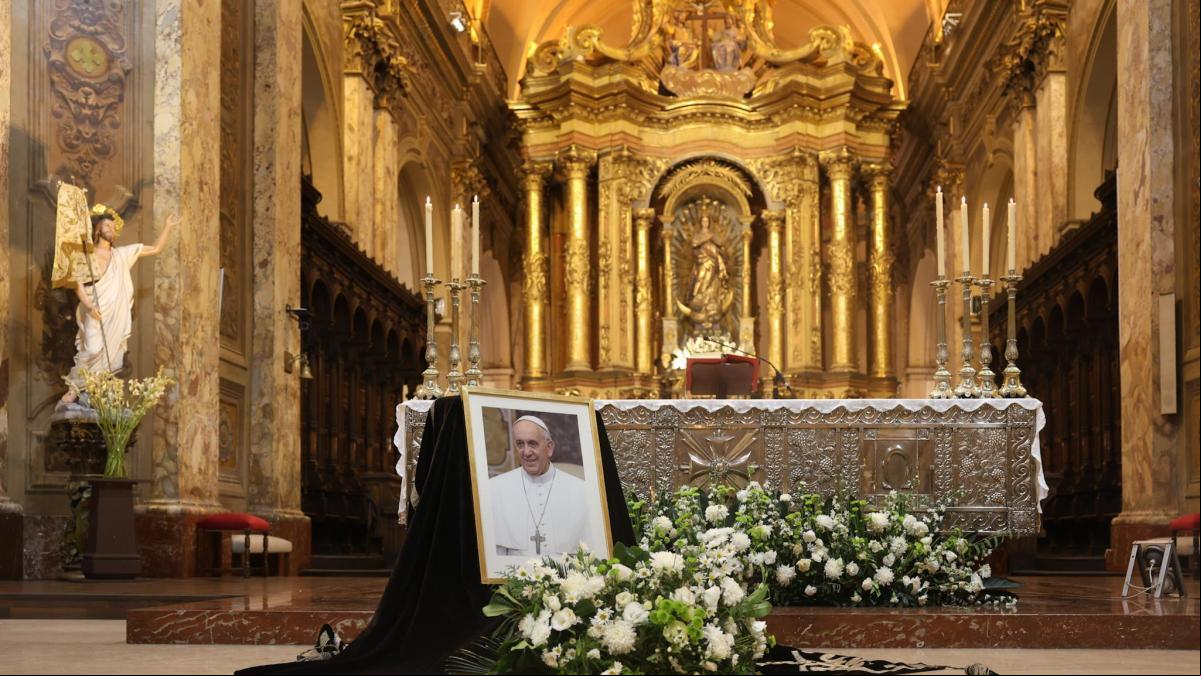 Milei decreta siete días de luto y viajará al Vaticano
