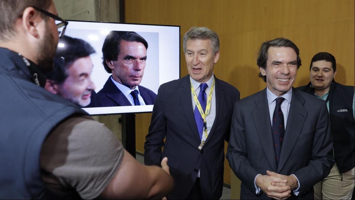 Aznar arropa a Feijóo en el congreso del PPE y afirma que el gobierno de Sánchez “agoniza”