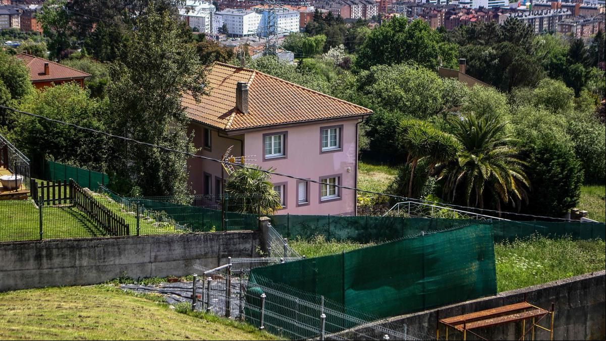 Así es el padre de la “casa de los horrores” de Oviedo: un cazatalentos de 53 años, fan de Friends y con miedo patológico al covid