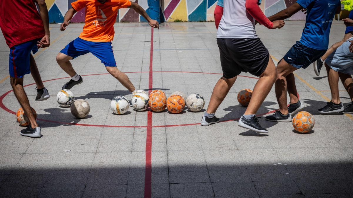 Fútbol y huerto para salir de la calle