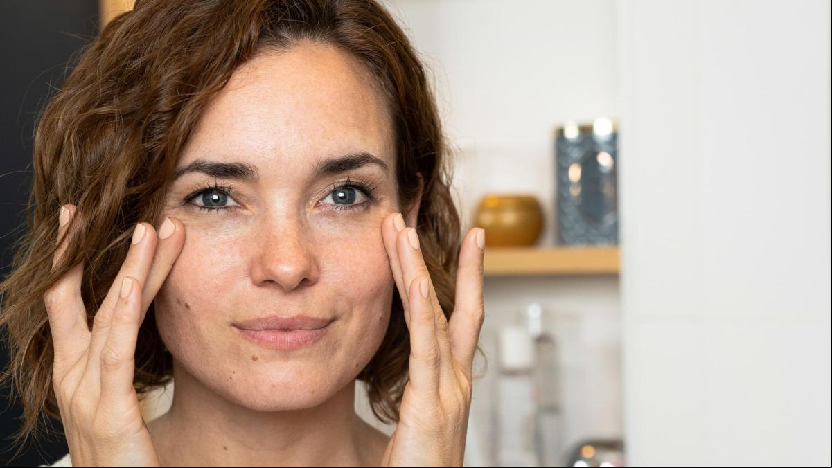 Adiós ojeras y bolsas en los ojos con este set de productos de Foreo que está ahora al 50% de descuento