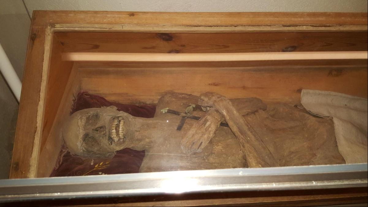 El vicario del siglo XVIII al que embalsamaron en Austria introduciéndole trozos de madera, ramas y pedazos de tela por el ano