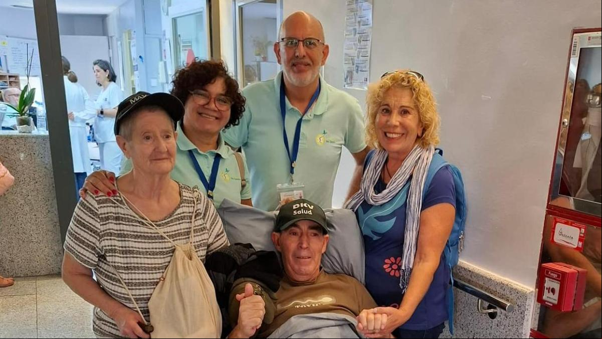 “Una persona en camilla, que no podía ni hablar, al llegar a la sierra cogió un andador, caminó y terminó sintiendo el agua a orillas del río”: la Ambulancia del Deseo o la fuerza de las últimas voluntades