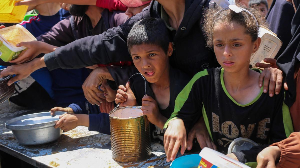 La escasez de harina empuja a los gazatíes a triturar legumbres para comer