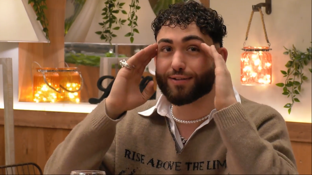 Los nervios se apoderan de un soltero en First Dates y su cita se ve obligada a intervenir: No estaba cómodo