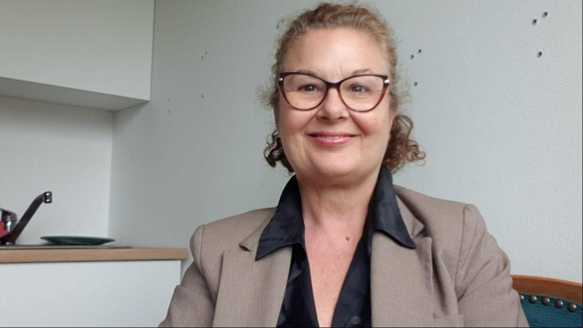 “Mis compañeros de 20 años me tratan de usted y les hace gracia que escriba en una libreta, pero valgo igual para trabajar”: mudarse a Austria por un trabajo temporal como recepcionista, a los 57