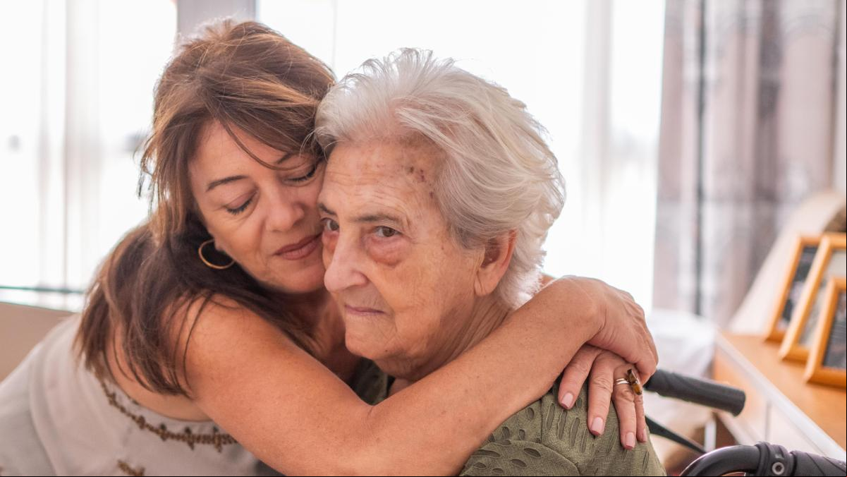 “Muchas familias no pueden pagar una residencia, y cuidar a los mayores en casa aporta cercanía, pero puede convertirse en una carga”: la dificultad de elegir los cuidados para una persona dependiente