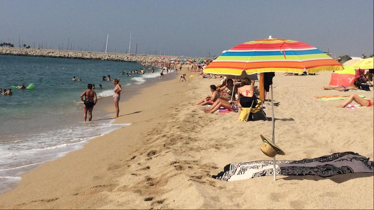 Mataró impulsa la prohibición de fumar en sus playas