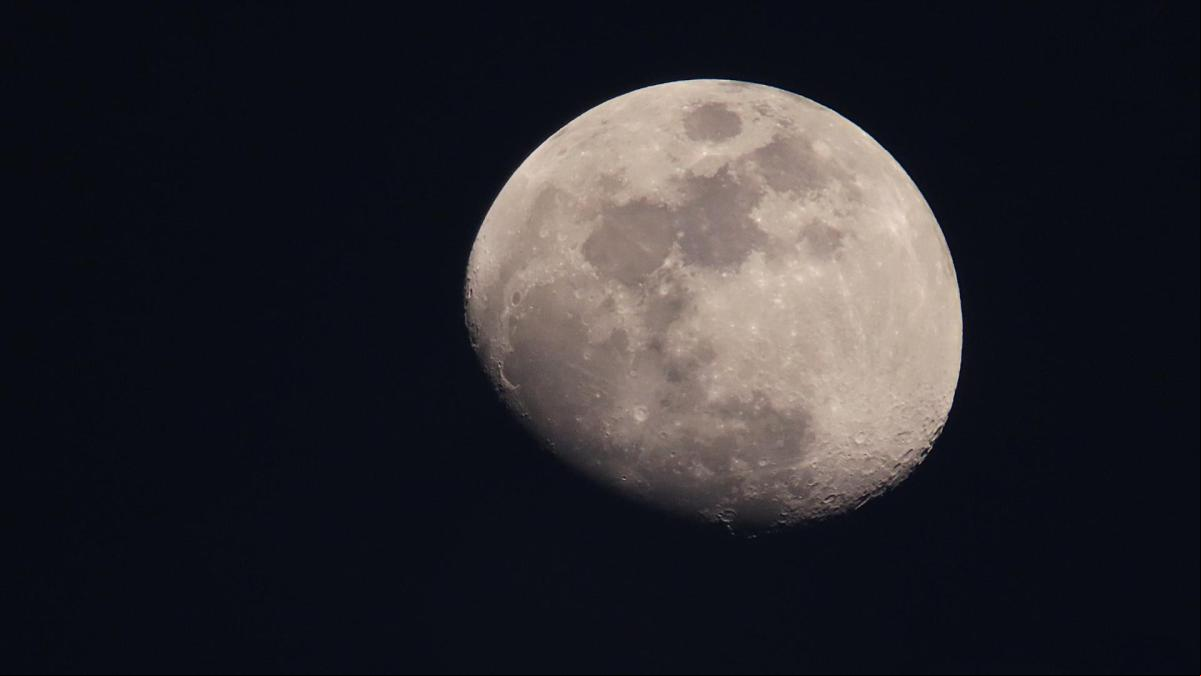 La luna muestra su joroba