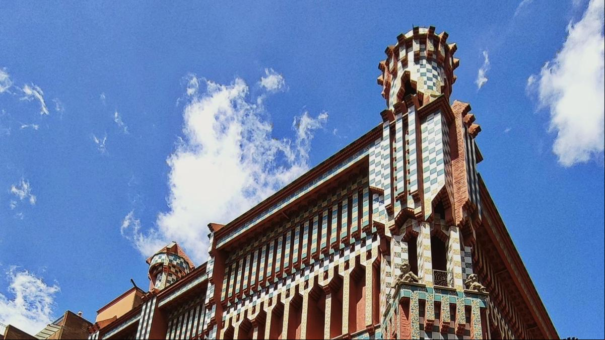 La elegante esquina de la Casa Vicens