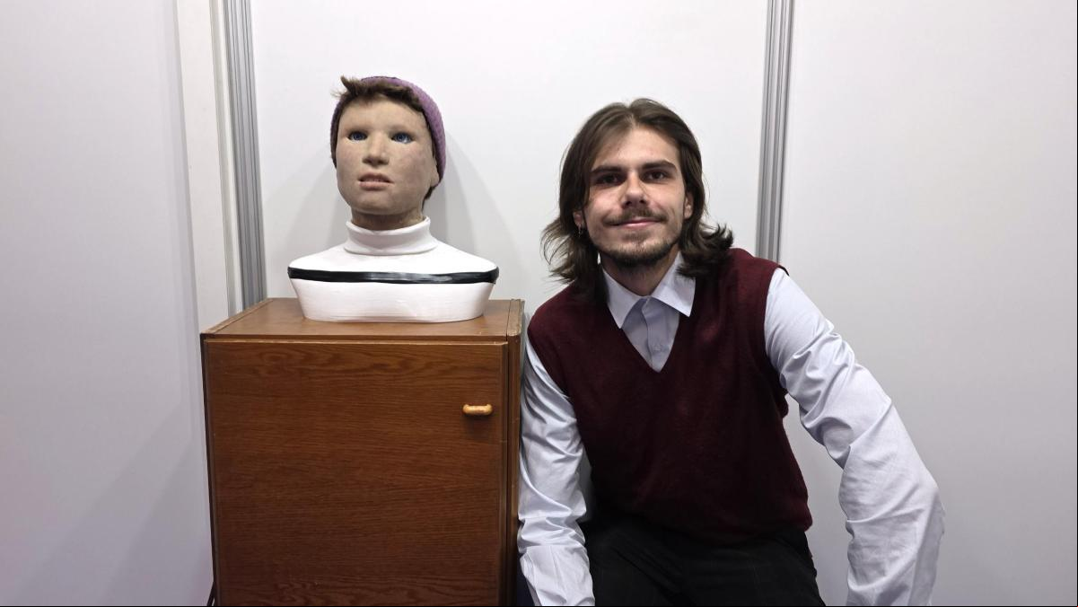 “Lo hice para mi abuelo, que vive en Vilanova i la Geltrú, porque me di cuenta de que el 60% de los problemas cognitivos vienen de la falta de interacción diaria”: así es Arkeo, el robot de servicio que cuidará de las personas mayores que viven solas