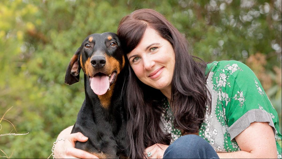 Dra. Tammie King, especialista en interacción humano-animal: “Las investigaciones muestran que las interacciones táctiles con las mascotas pueden aumentar los niveles de oxitocina en los humanos”