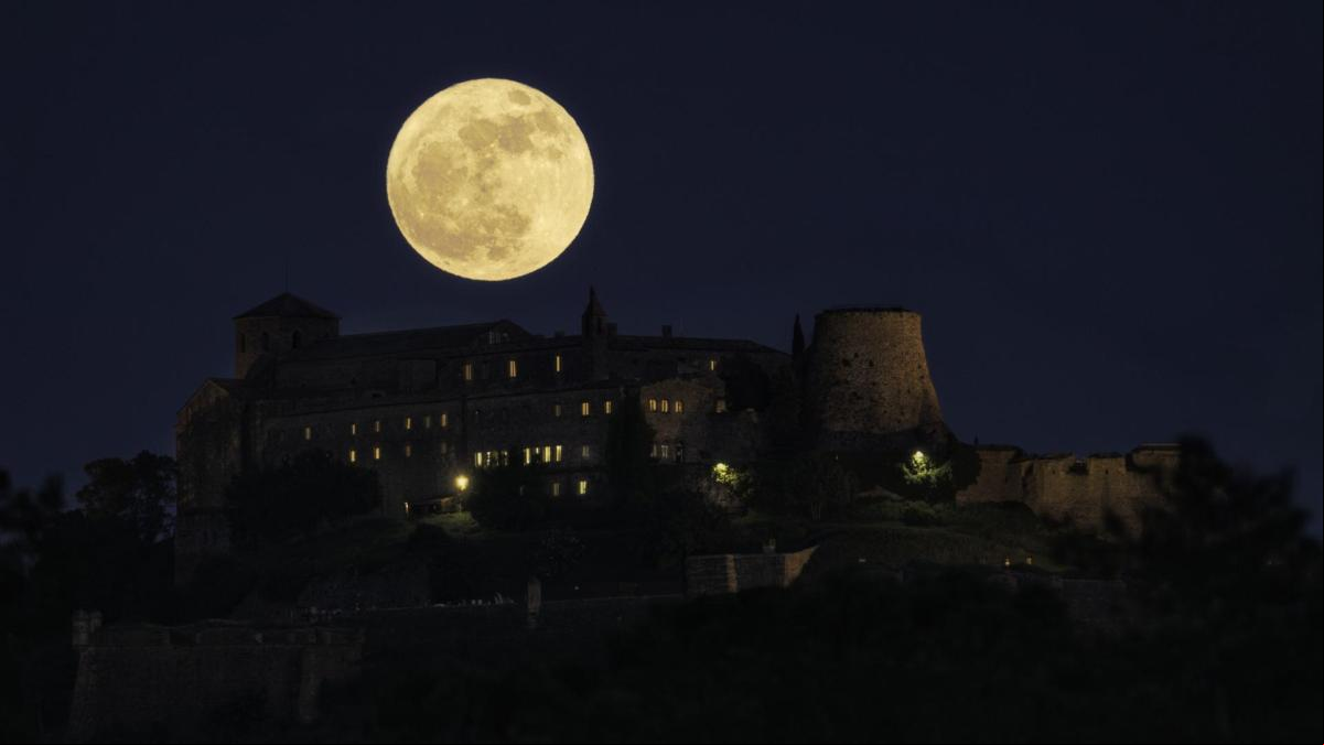 El castillo de la luna llena de las flores