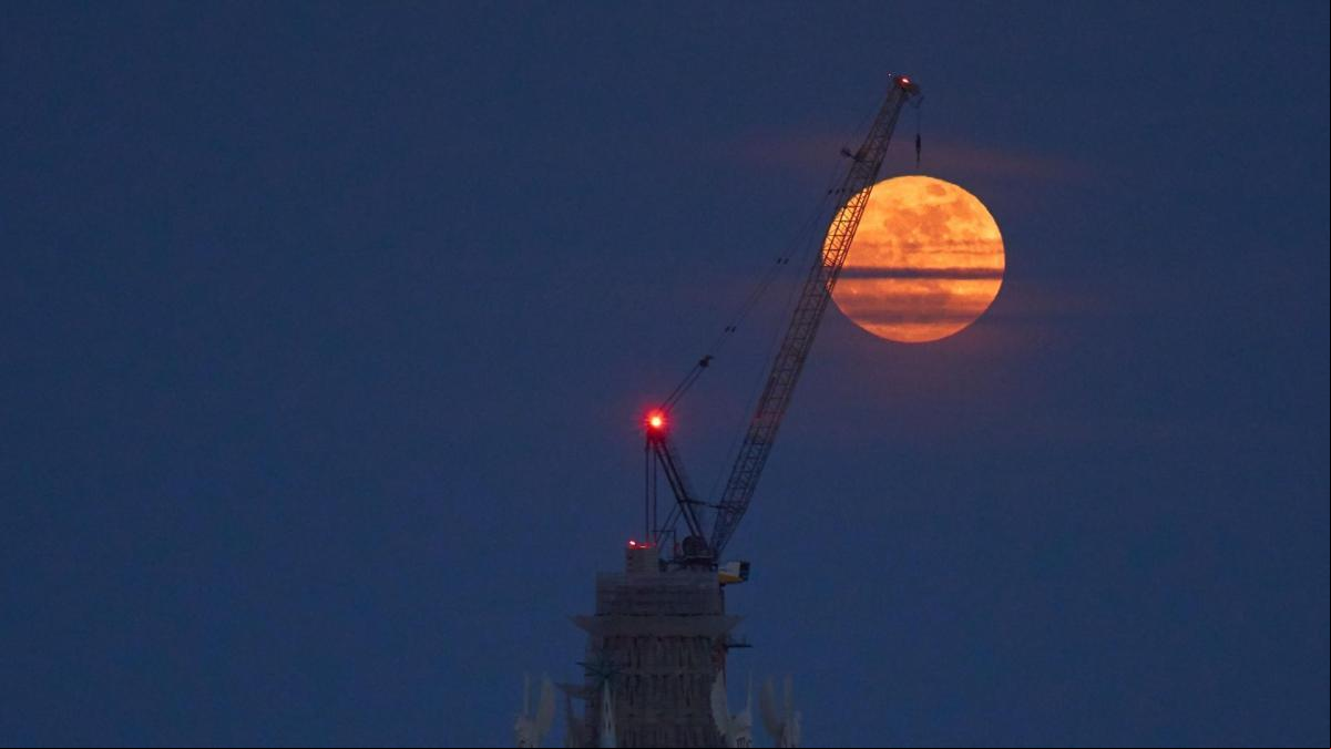 La luna suspendida sobre la Sagrada Familia
