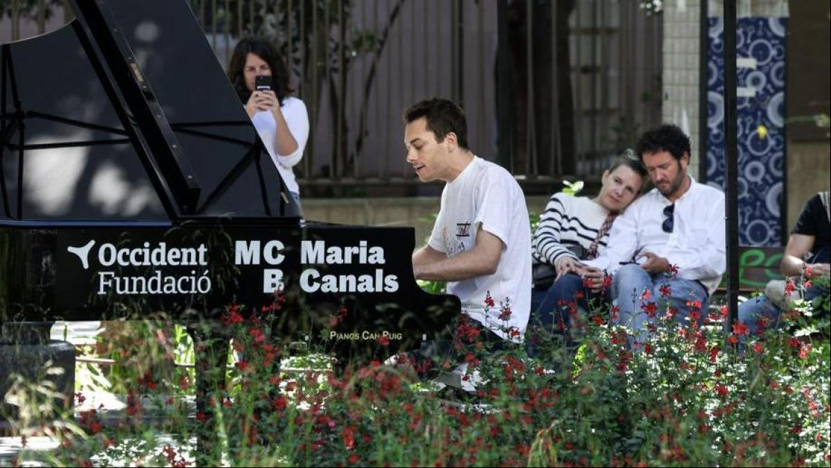 ¿Qué hacen diez pianos en las calles de Barcelona?