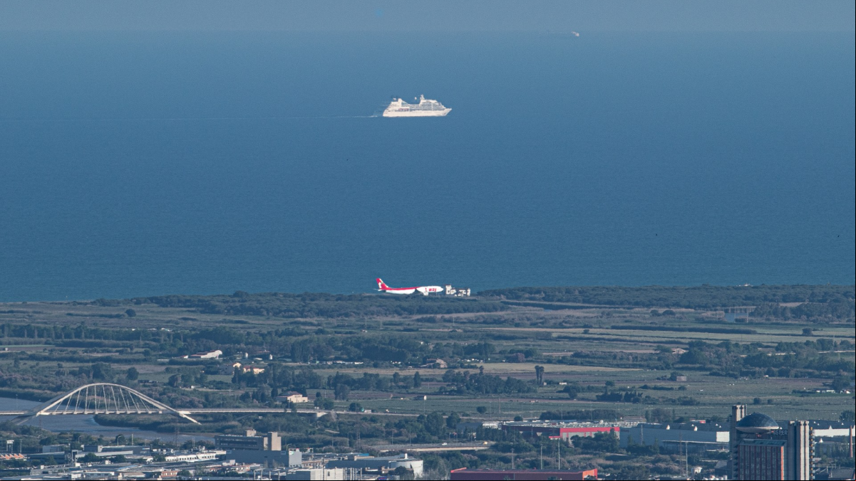 El vuelo imposible del avión por debajo del barco