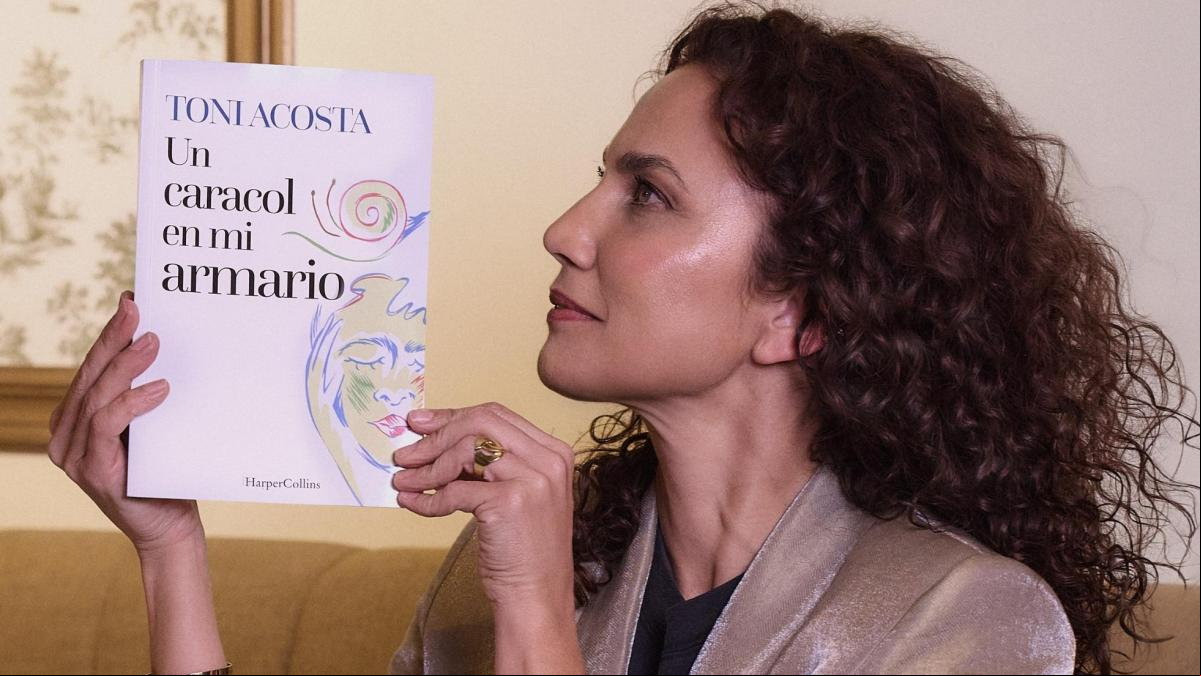 Toni Acosta se reconcilia con su pasado en una novela (casi) biográfica: infancia, divorcio y... muchas risas