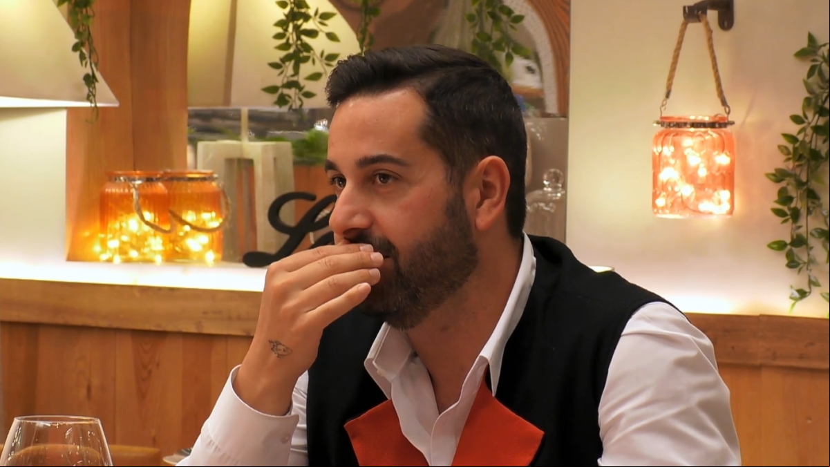La insólita reacción de un soltero al conocer a su cita en First Dates: Lleva ahí dos chorizos cebolleros