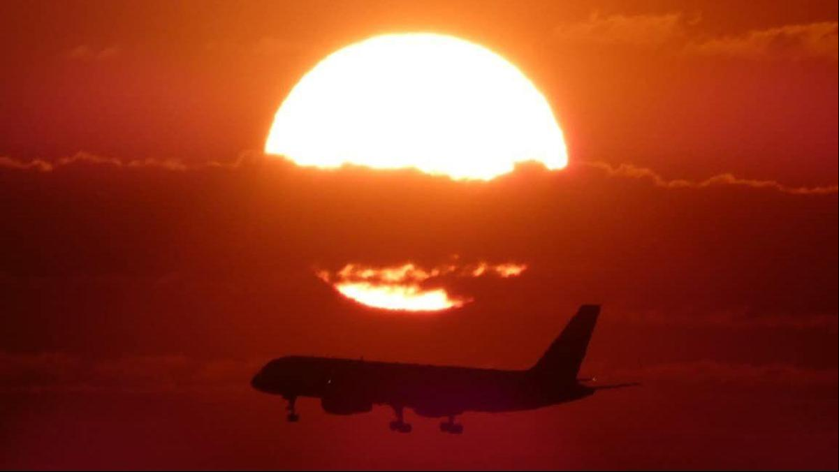 El avión acariciando el sol