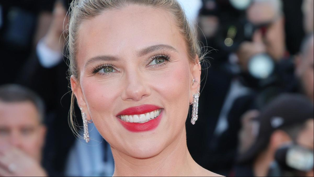 Scarlett Johansson debuta como directora en Cannes con un vestido que desafía el código de vestimenta