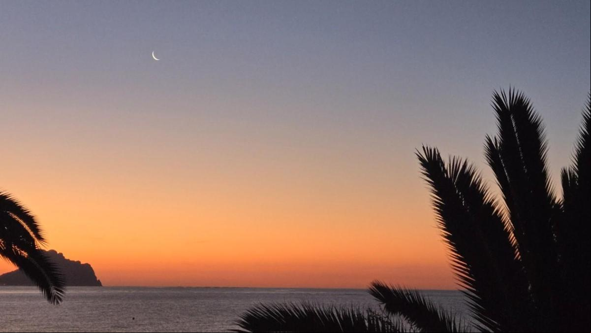 El amanecer de la luna en Altea