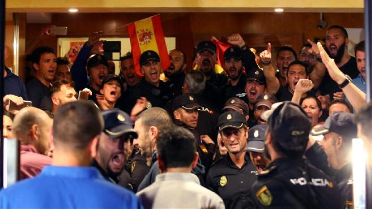 Amnistiados dos ediles del PSC de Pineda de Mar por expulsar a la policía el 1-O
