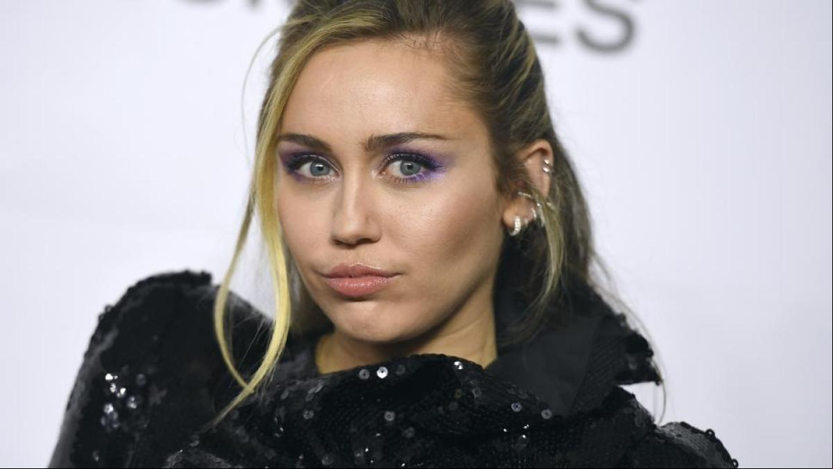 Miley Cyrus muestra un pezón por un descuido y lo cuela en Instagram
