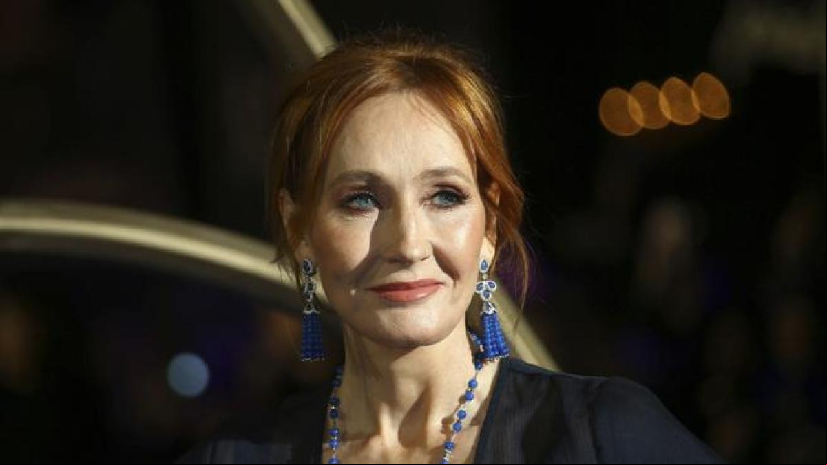 J.K. Rowling, criticada de nuevo por fundar un servicio para mujeres víctimas de violencia sexual