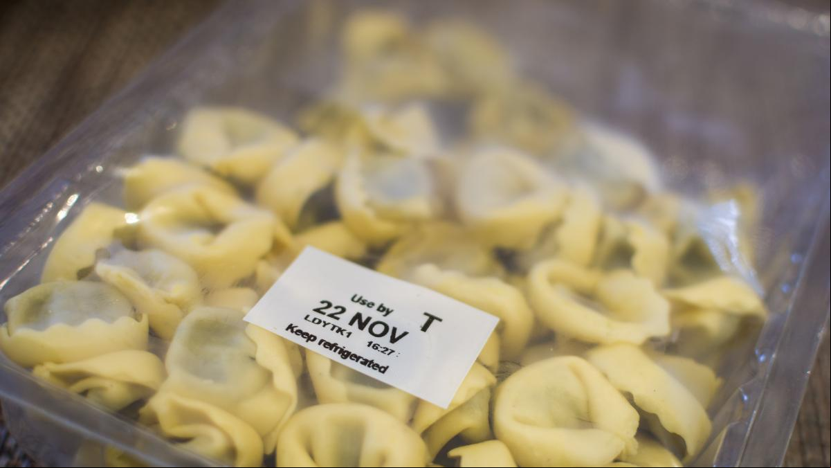 Facua critica que se autorice la venta de alimentos con la fecha de consumo preferente vencida