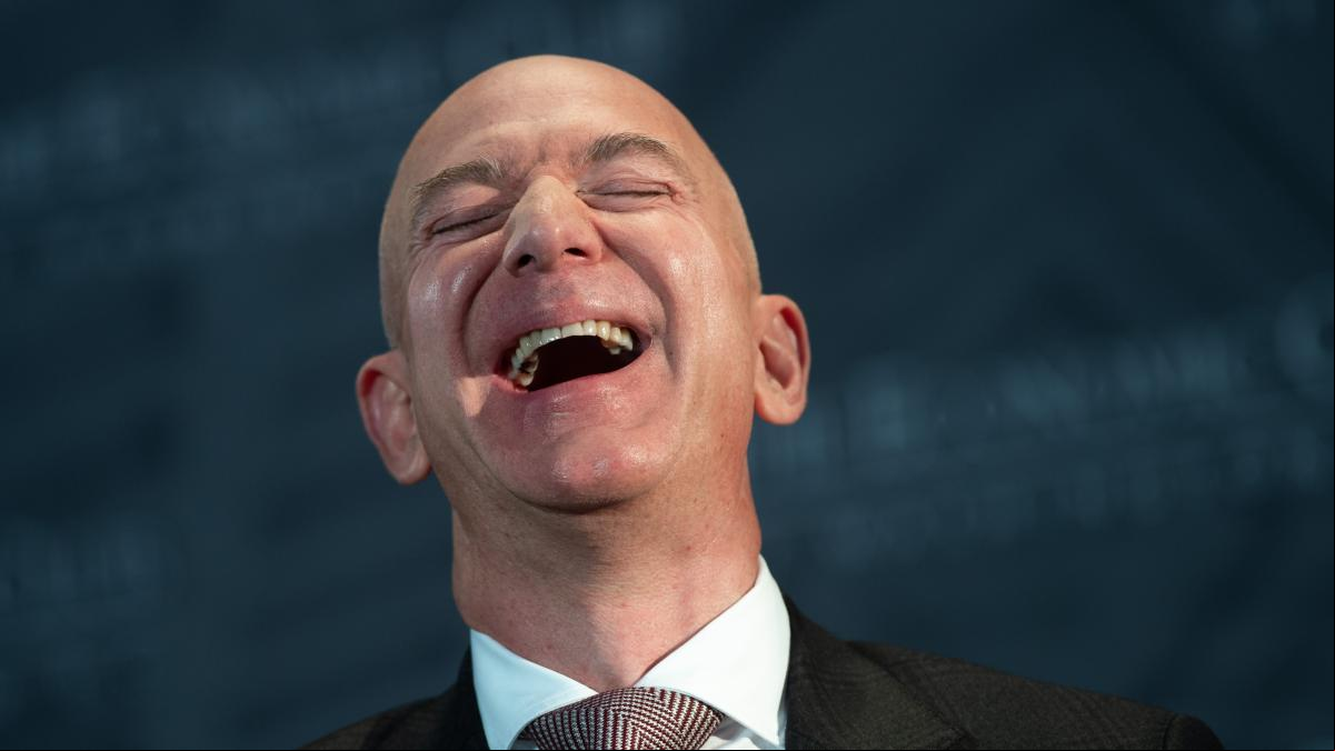 Jeff Bezos cree que en el futuro viviremos en el espacio y la Tierra será un resort de vacaciones