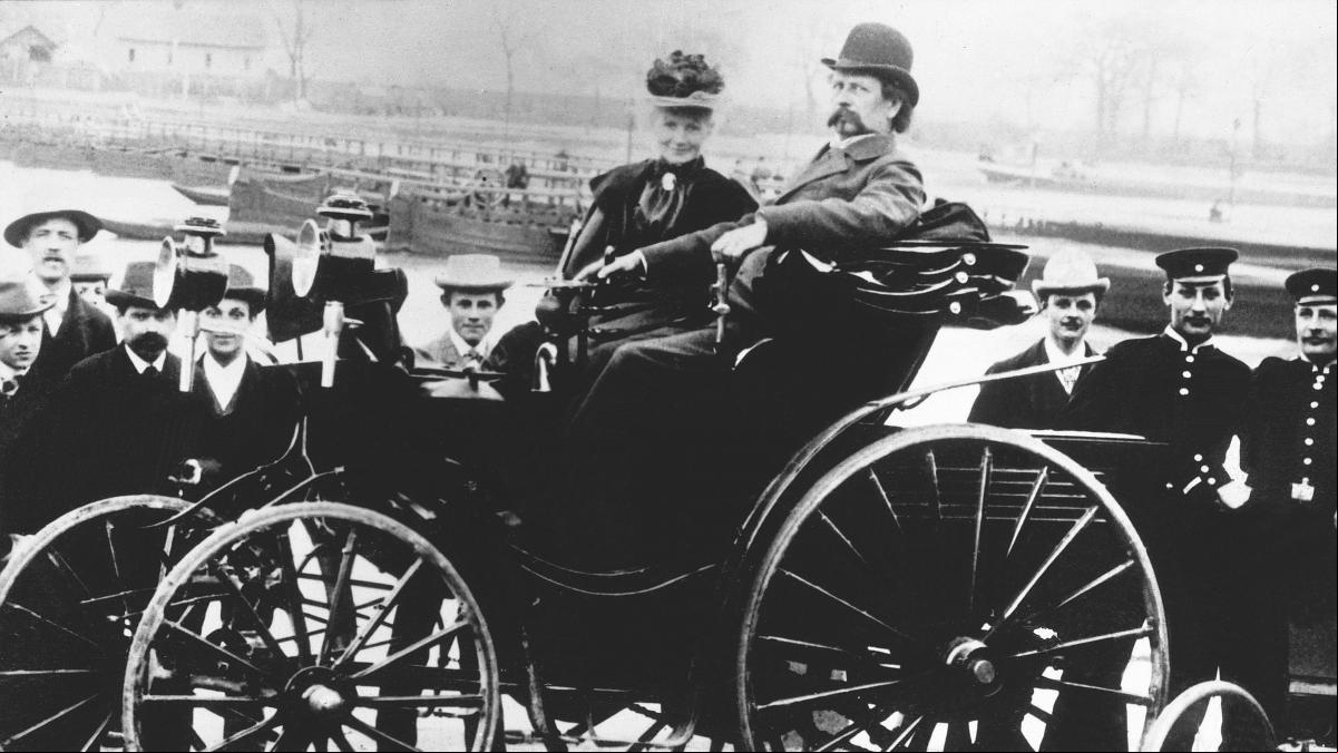 Quiénes fueron Mercedes y Bertha, las mujeres que marcaron el éxito de la marca de coches de la estrella