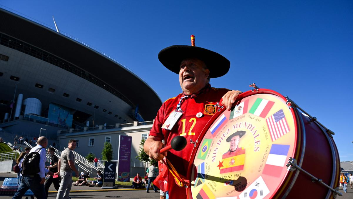 Manolo el del Bombo pide ayudar para animar a la Selección: “Por el fútbol he perdido todo, familia y dinero”