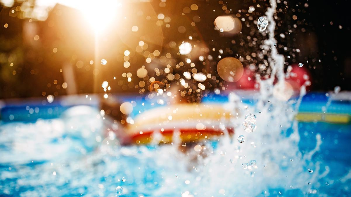 Una madre, detenida por dejar sola a su hija de 6 años en una piscina de Calella en la que casi se ahoga