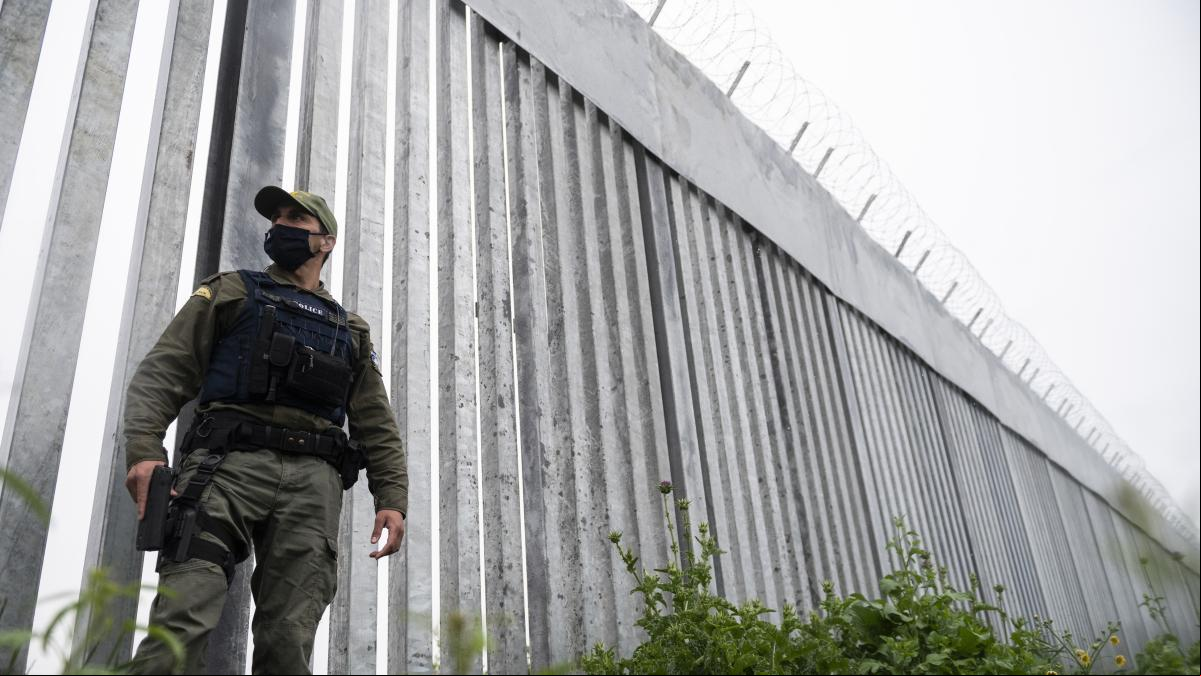 Grecia erige una valla en la frontera con Turquía para frenar la llegada de refugiados afganos