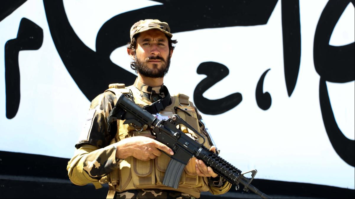 Los talibanes permiten salir de Afganistán a 200 estadounidenses y otros civiles