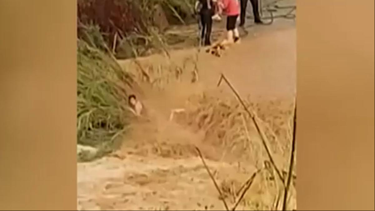 Angustioso rescate a una mujer atrapada en la riada en Cheste