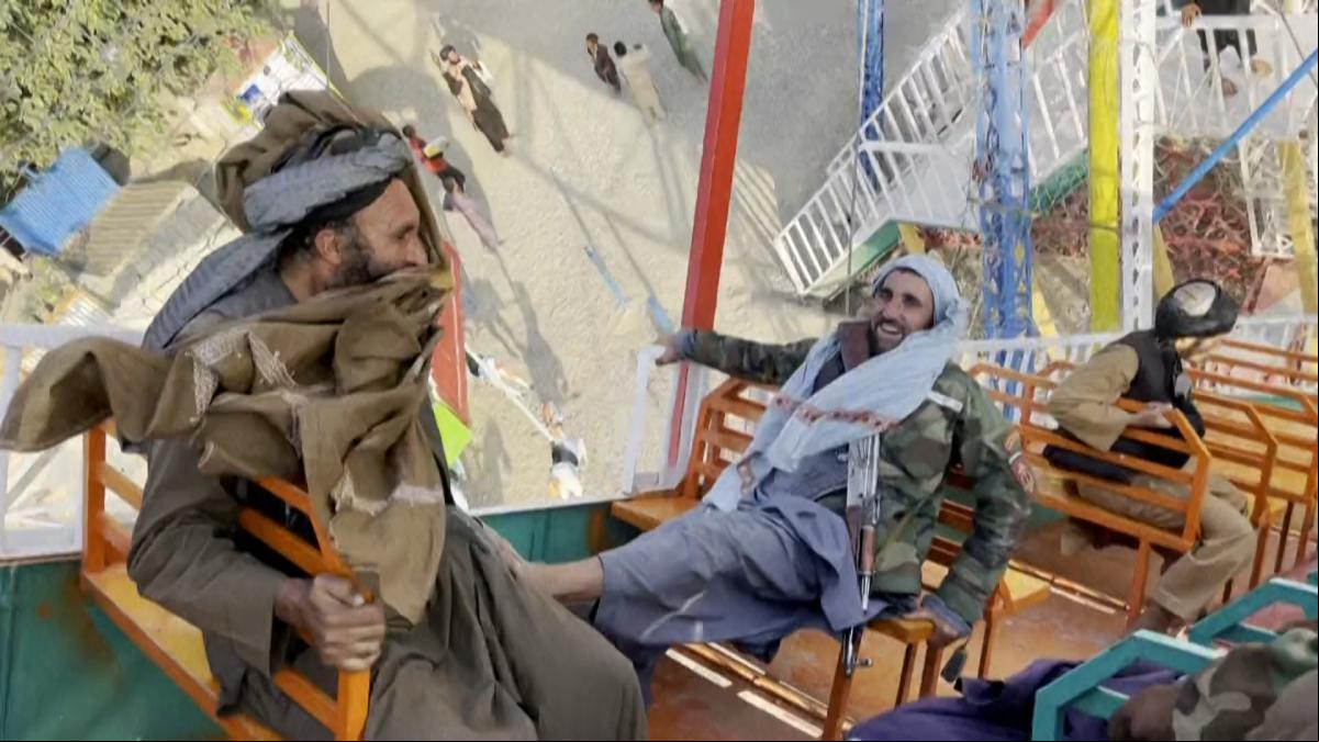 A bordo de un barco pirata con un AK-47: los talibanes vuelven al parque de atracciones A bordo de un barco pirata con un AK-47: los talibanes vuelven al parque de atracciones
