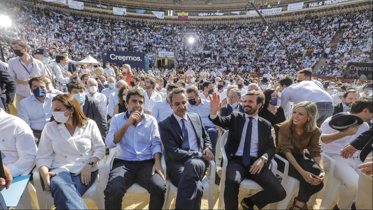 La dirección del PP valenciano se posiciona en público a favor de Pablo Casado La dirección del PP valenciano se posiciona en público a favor de Pablo Casado