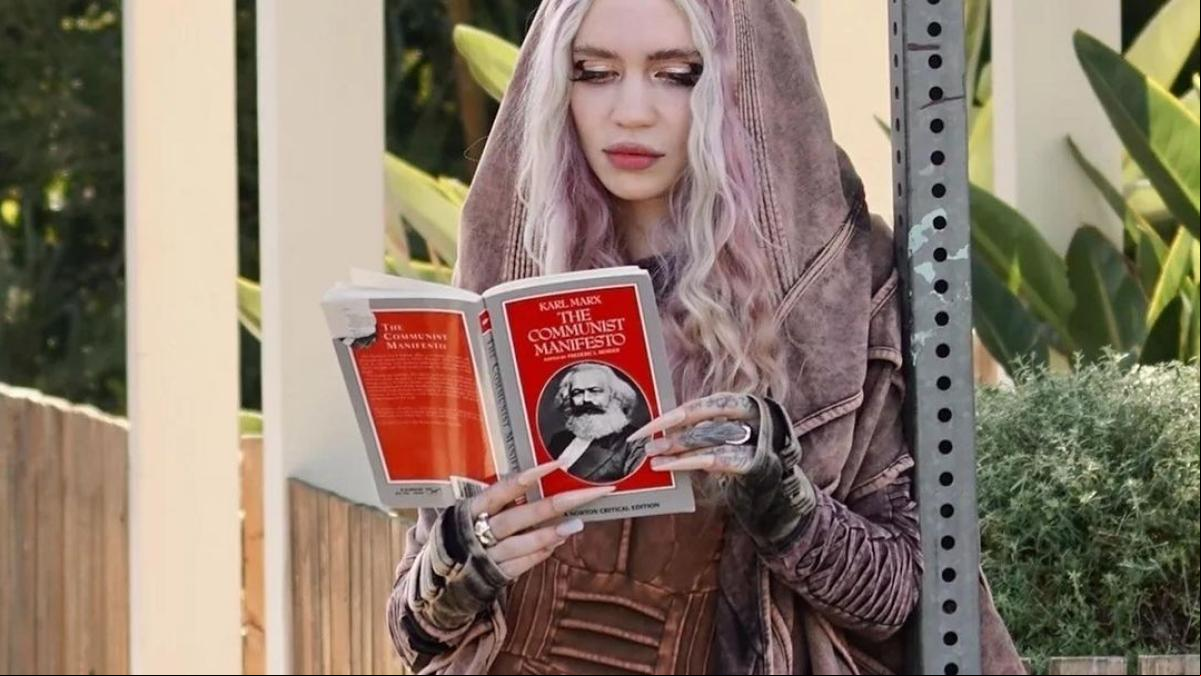 Grimes trolea a los paparazzi leyendo a Karl Marx tras su ruptura con Elon Musk