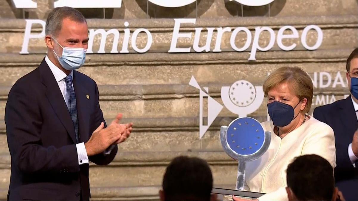 Merkel brinda por una Europa fuerte y unida al recibir de manos del Rey el premio Carlos V