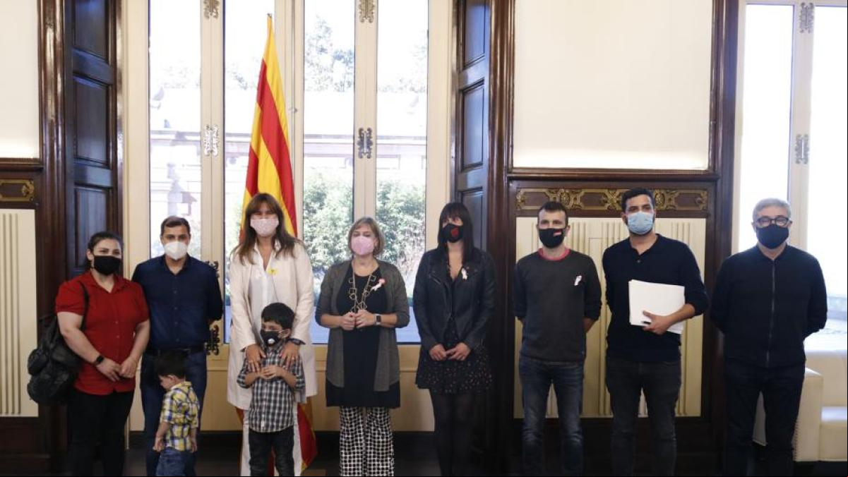 Una familia de refugiados afganos, primeros invitados en el Parlament tras la pandemia