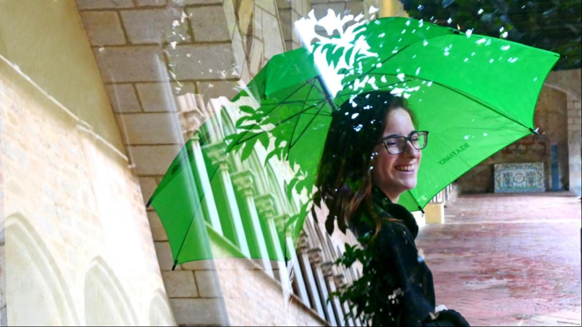 Sonriendo bajo la lluvia en Barcelona