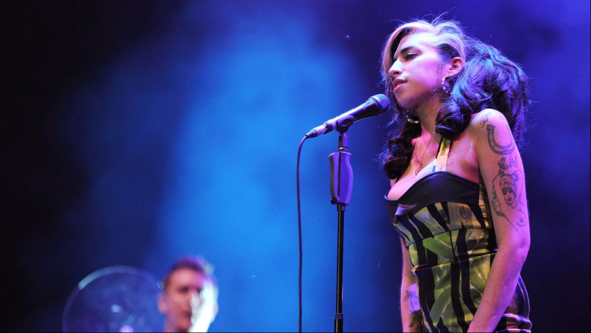 El vestido que llevó Amy Winehouse en su último concierto bate récords en una subasta